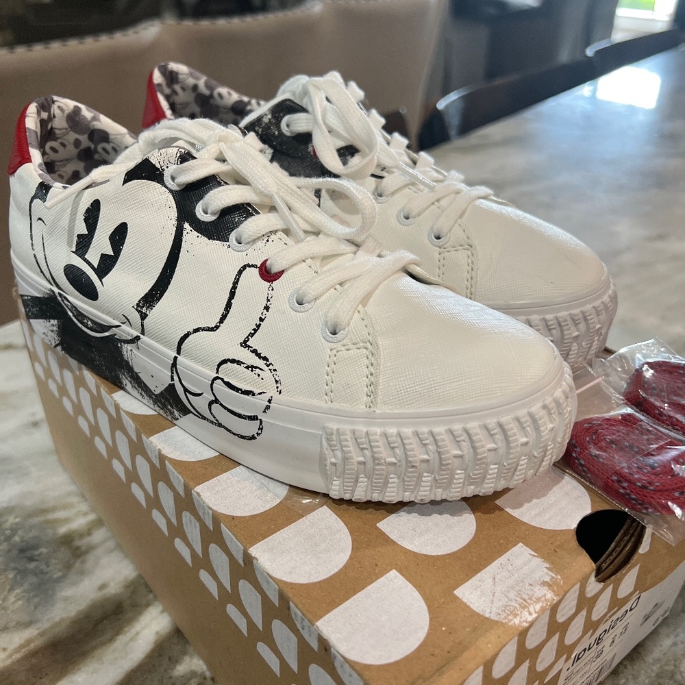 Mickey tennis shoes (Disney)